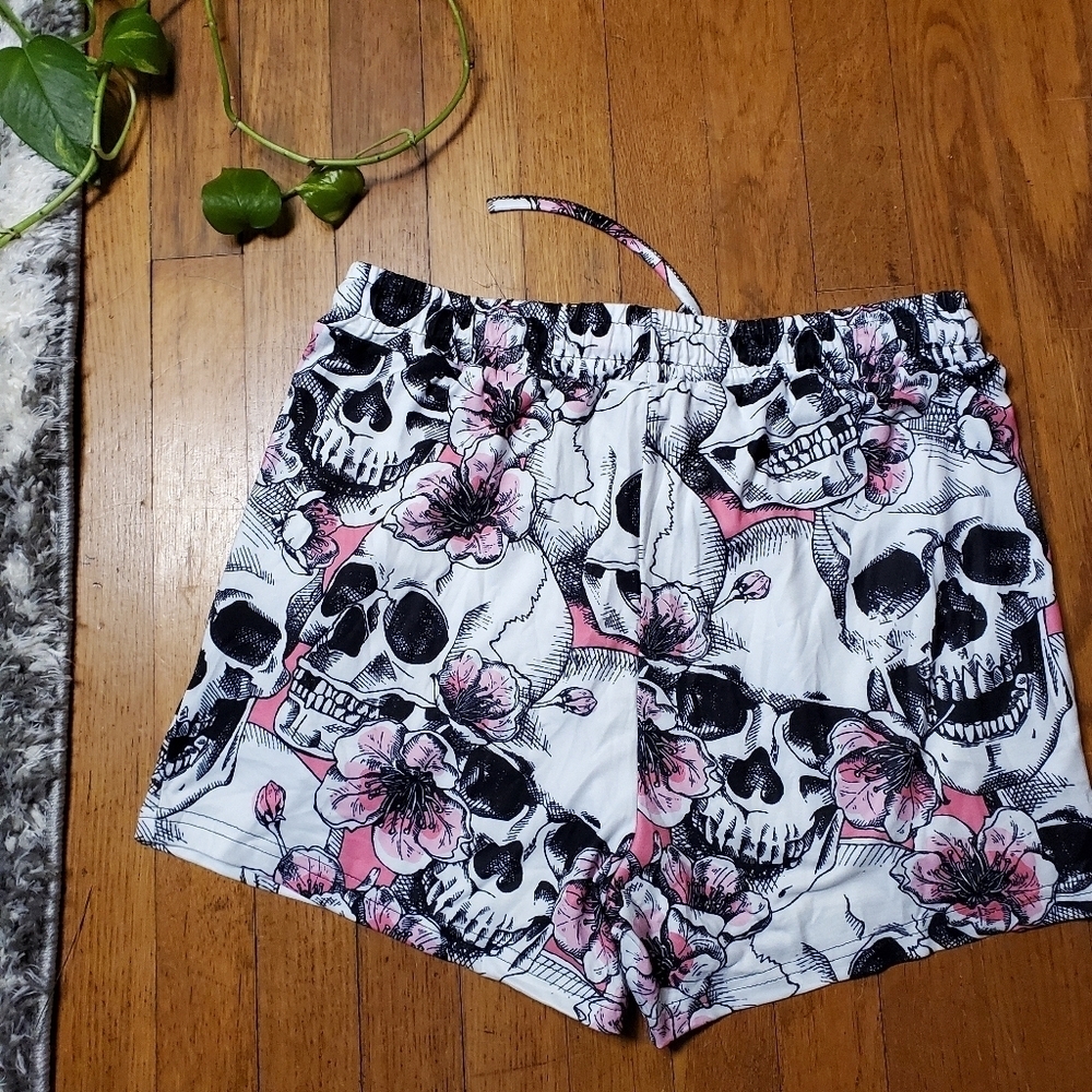 Skull and Flowers 💐 Shorts with Pockets - Picture 6 of 9